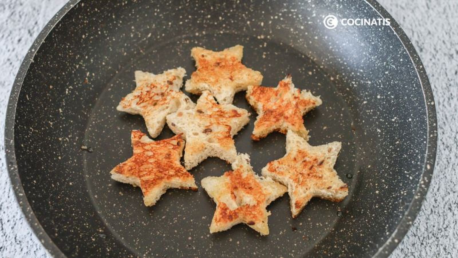 Tostamos el pan con forma de estrellas en una sartén