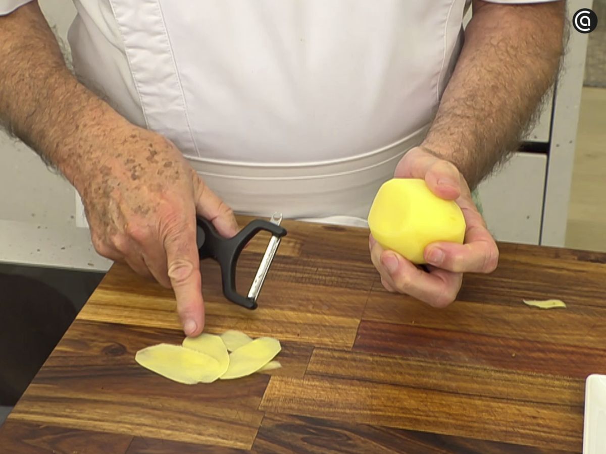 Saca láminas de patatas muy finas y uniformes con el pelador