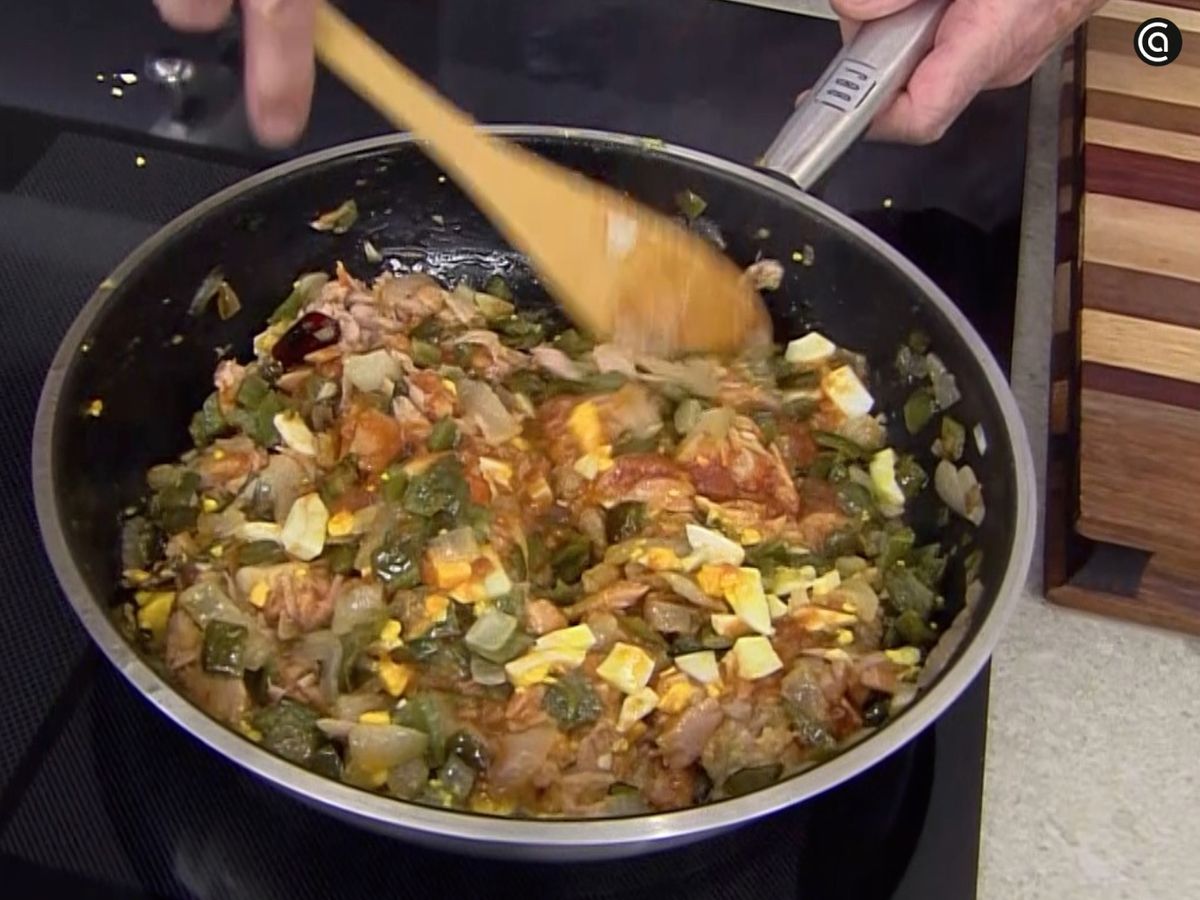 Mezcla el atún, los huevos cocidos y la salsa de tomate