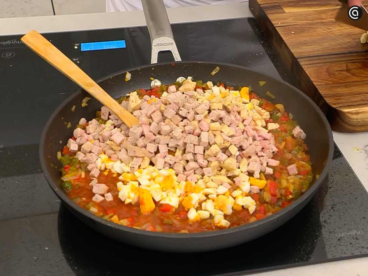 Incorpora las carnes y los huevos cocidos