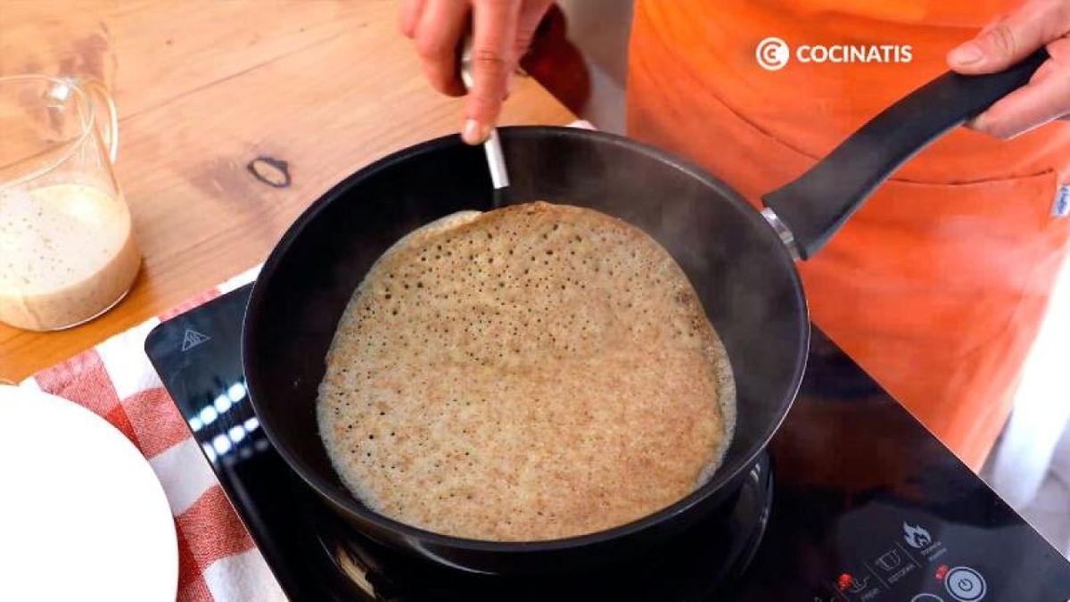 Añade una porción de masa y fríe por los dos lados