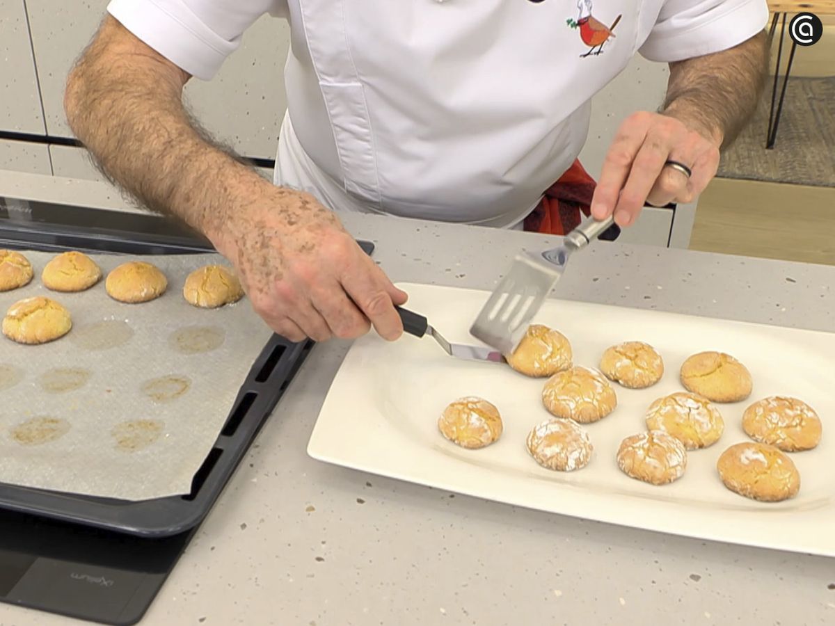Pon las galletas de limón en una fuente y acompaña con té o café