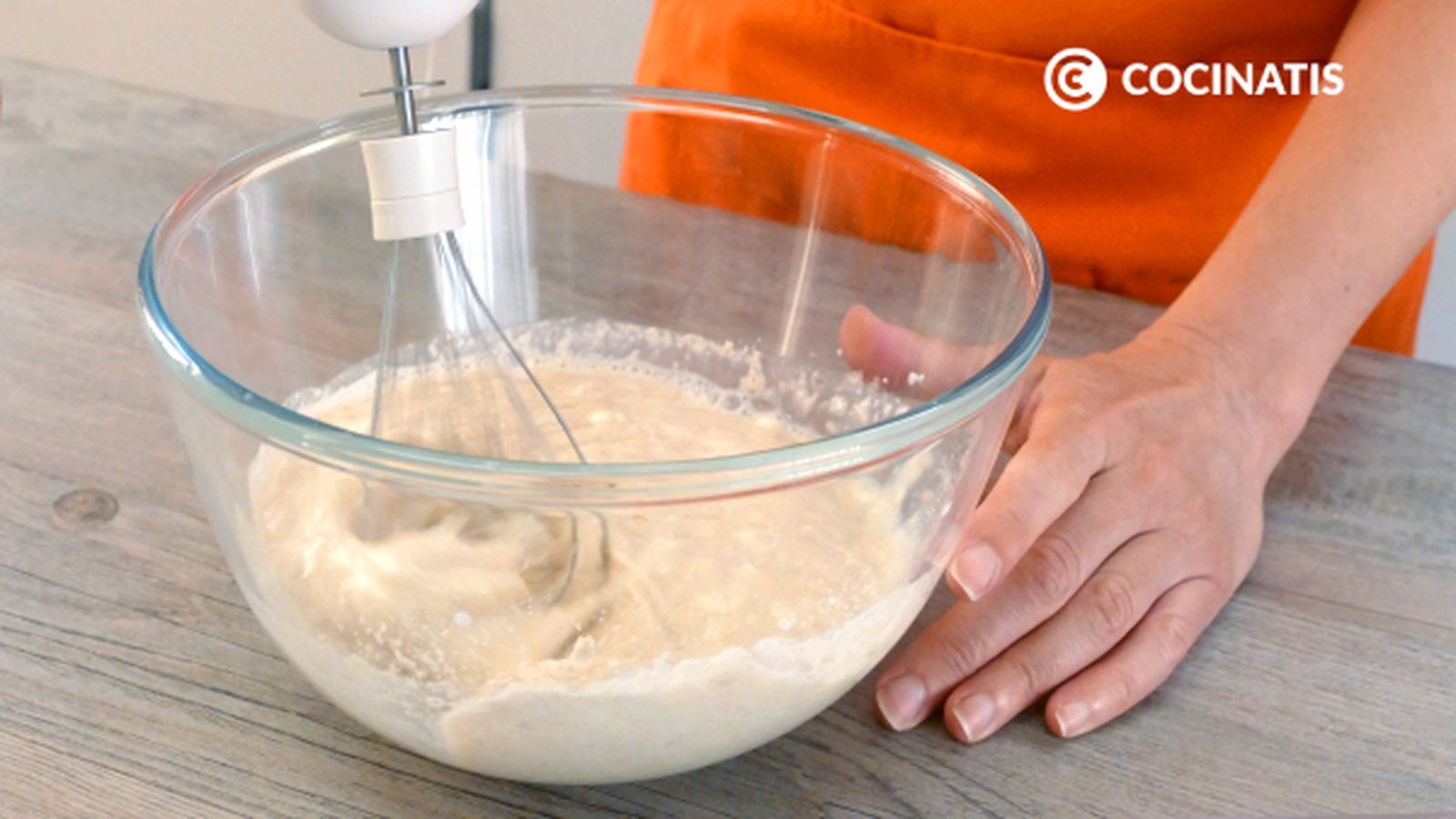 Bate bien todos los ingredientes Receta de tarta de yogur al microondas paso 2
