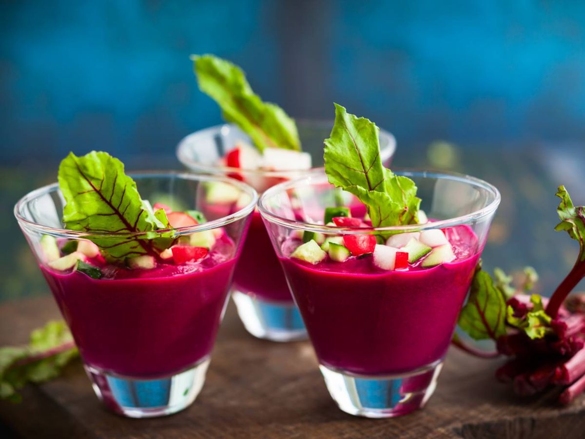 Sirve el gazpacho de remolacha en vasitos para una presentación vistosa y fresca.