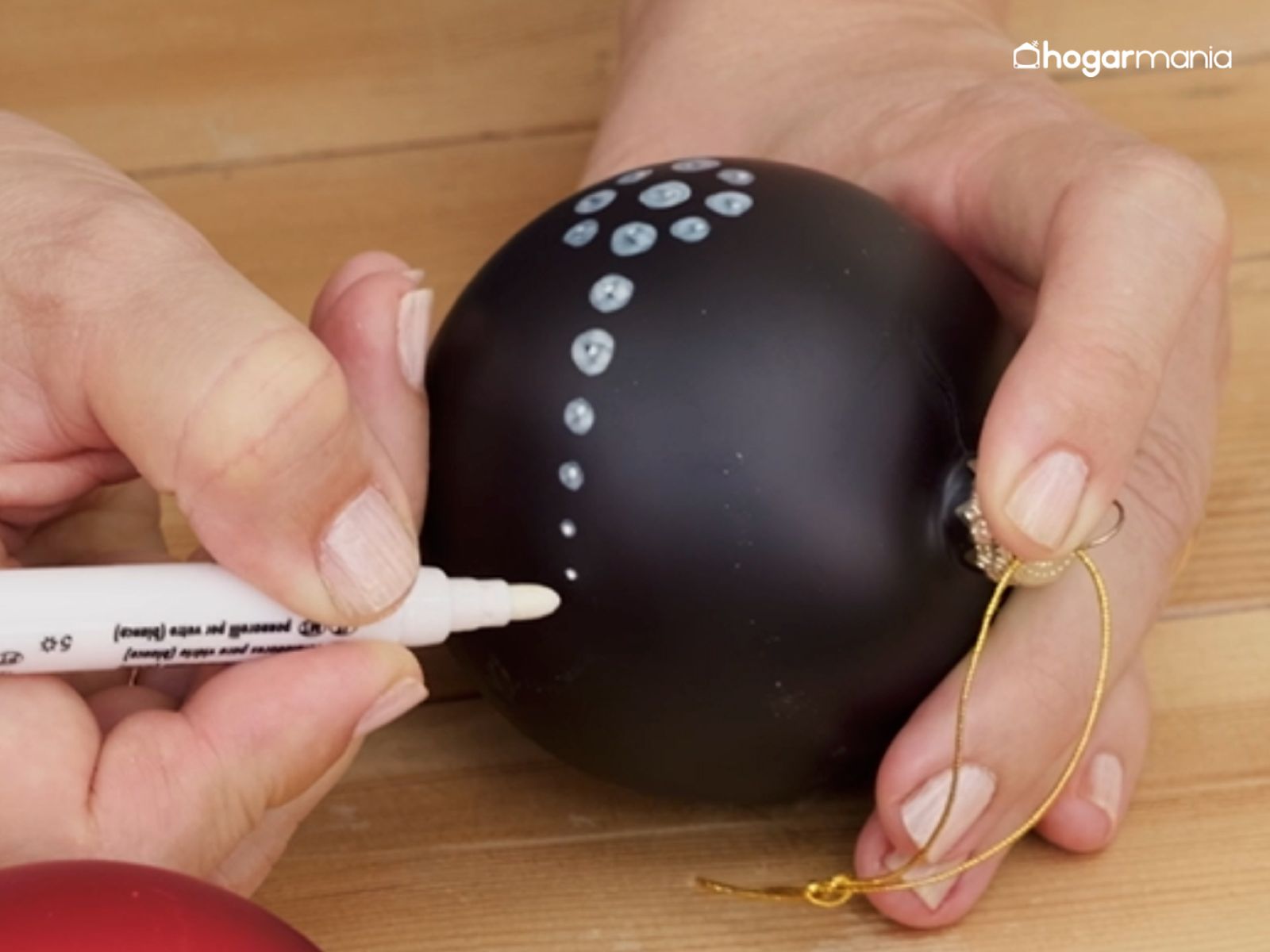 Las líneas de puntos decrecientes aportan dinamismo y hacen que cada bola sea diferente.