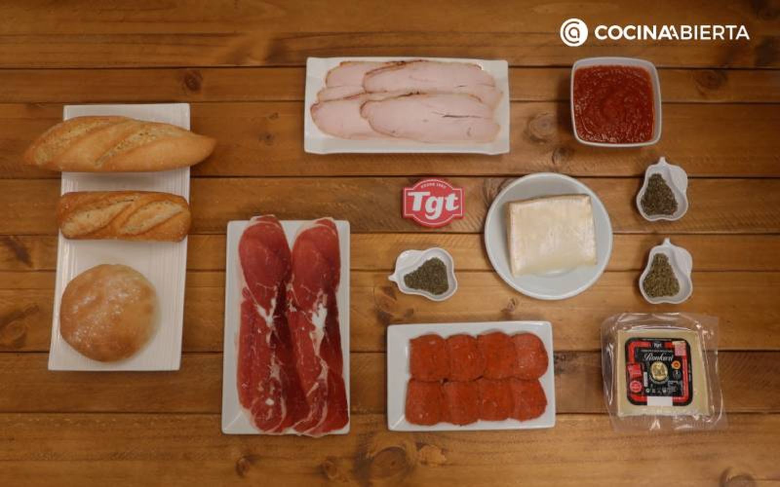 Ingredientes para hacer paninis caseros variados con queso Ingredientes para hacer paninis caseros variados con queso