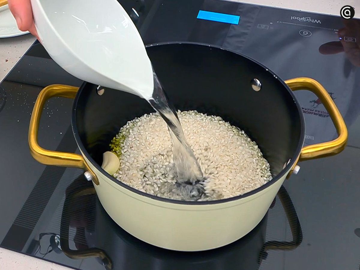 Cuece el arroz blanco para acompañar la blanqueta de ternera