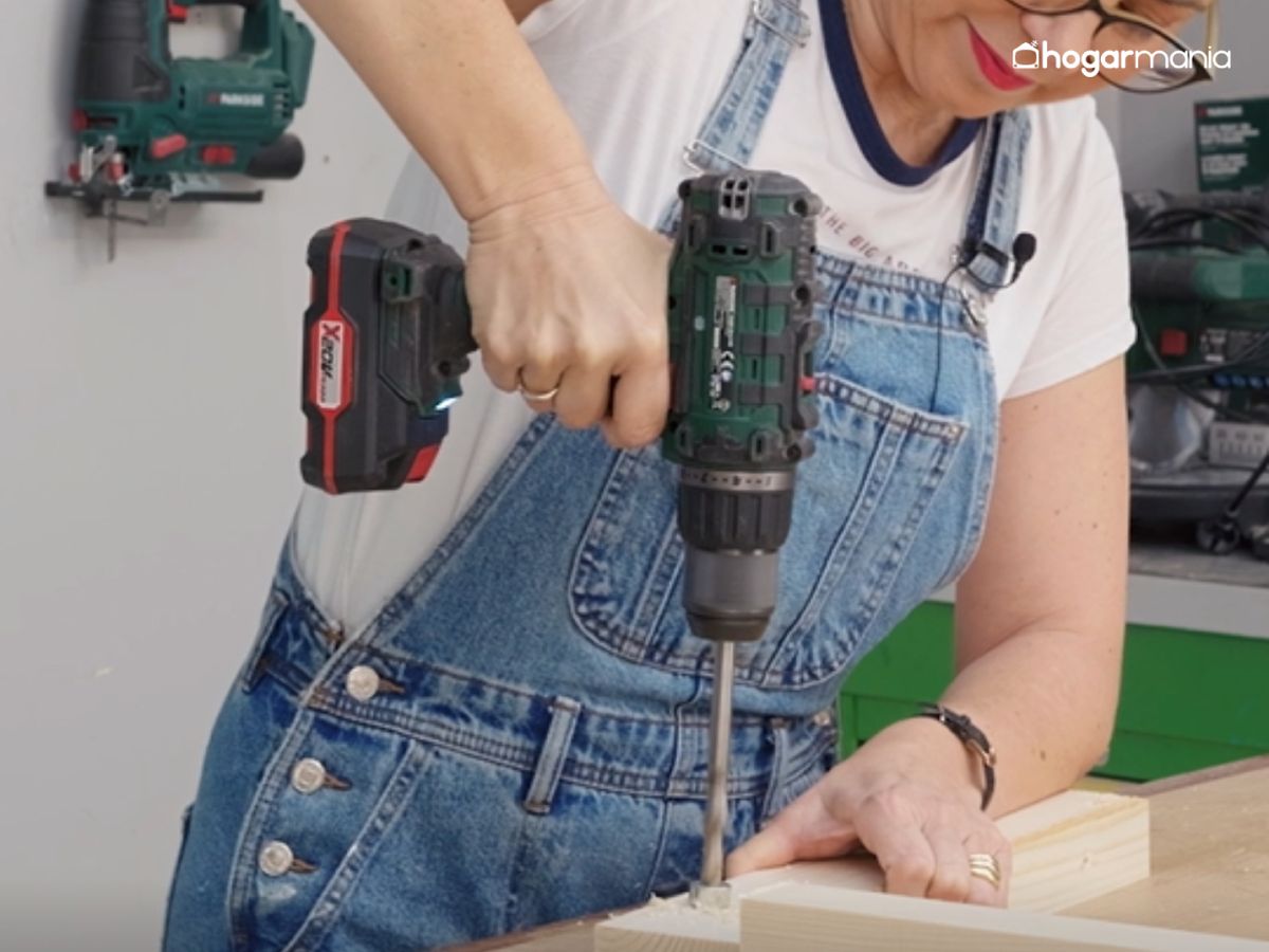 Los agujeros guía ya preparados facilitan un atornillado limpio y seguro.