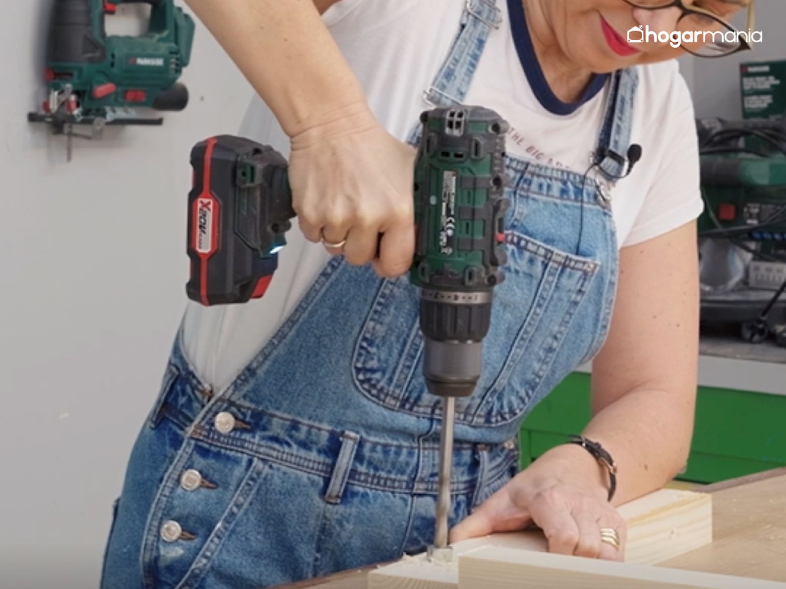 Los agujeros guía ya preparados facilitan un atornillado limpio y seguro.