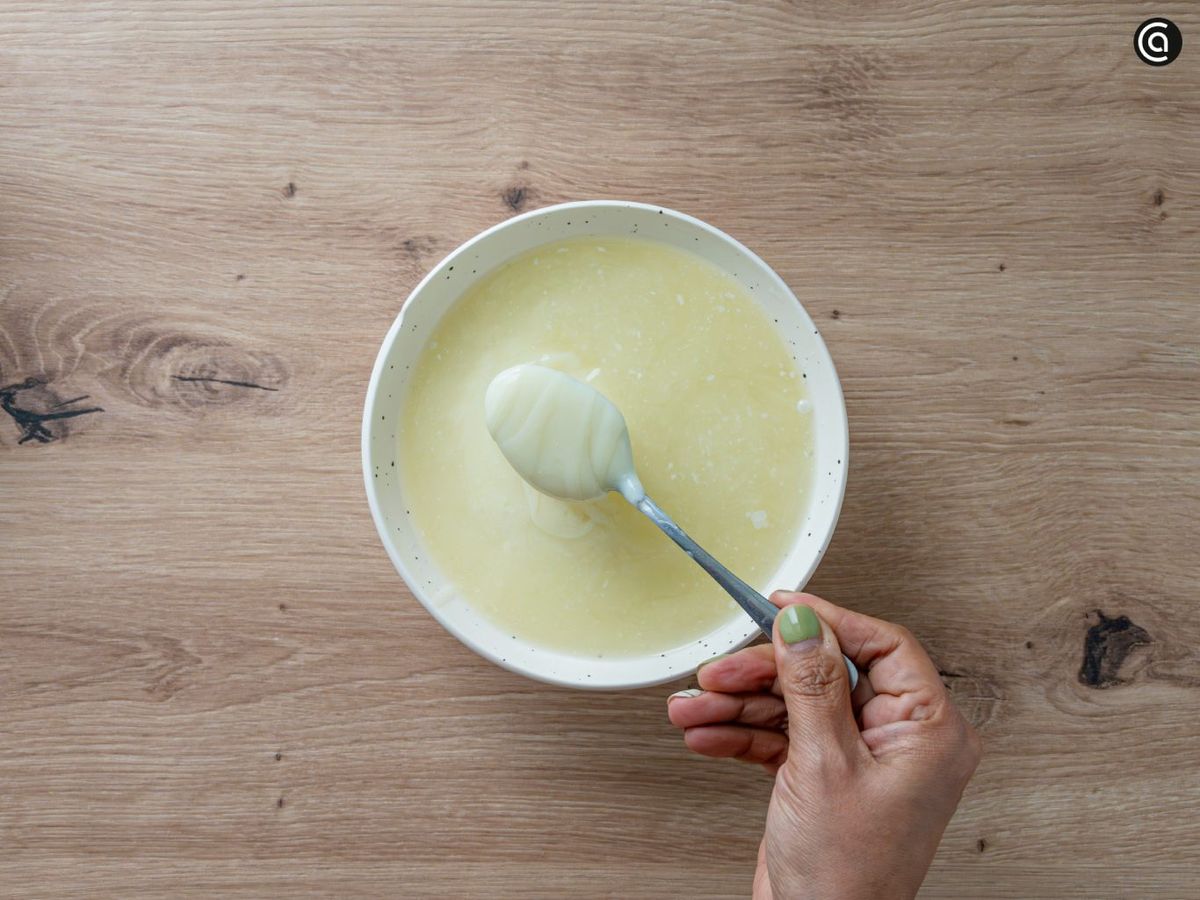 Mezcla la leche condensada con el zumo