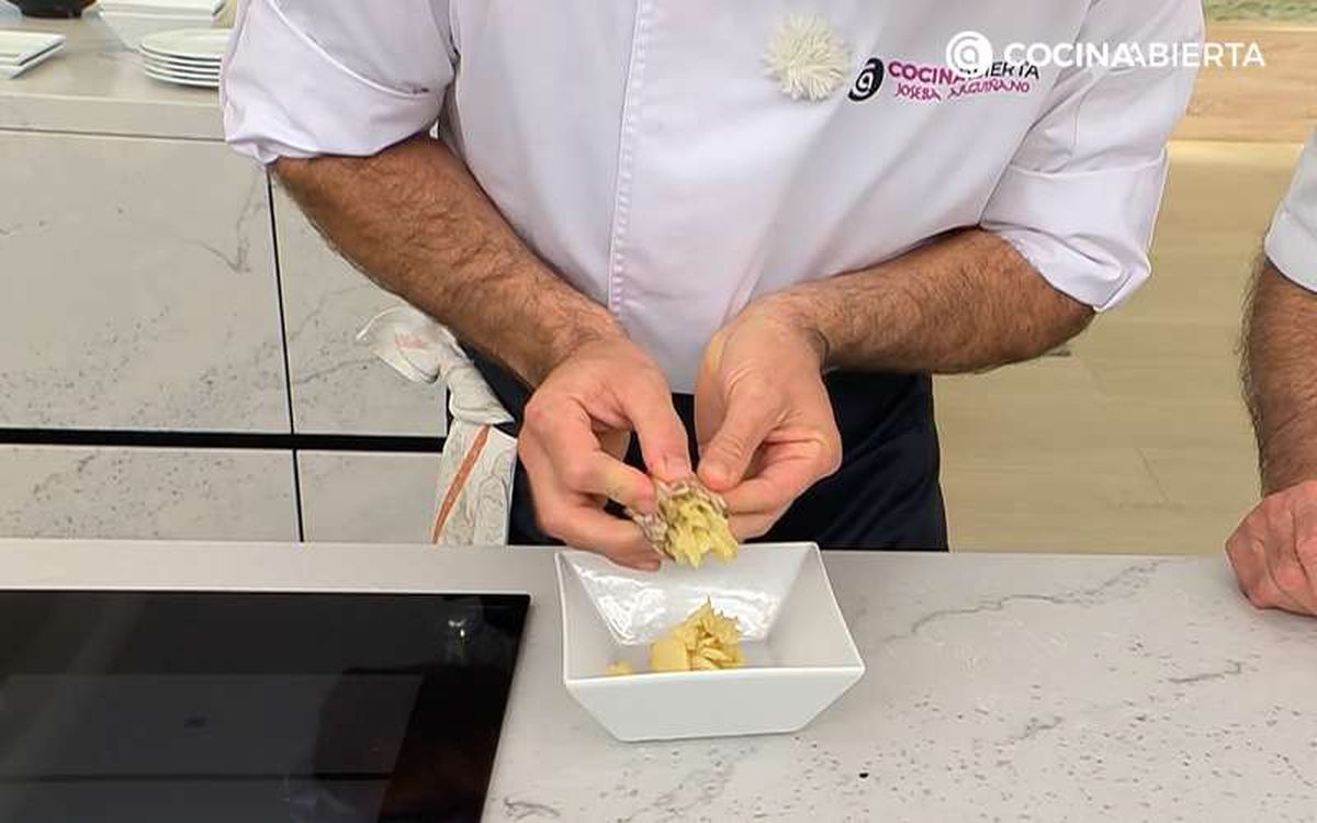 Saca la pulpa de la cabeza de ajos