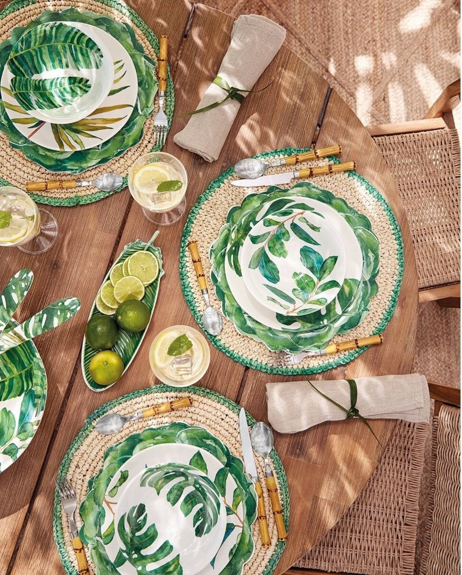 Copas de gin-tonic con diseño moderno sobre mesa tropical