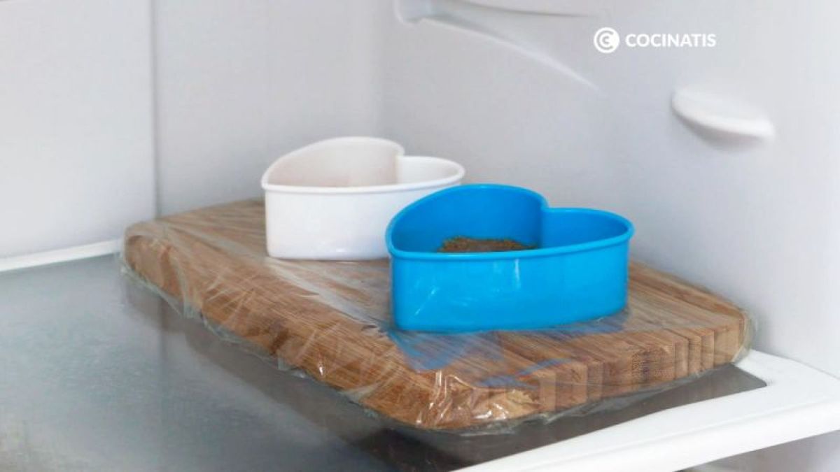 Dejar reposar la base de galletas en la nevera