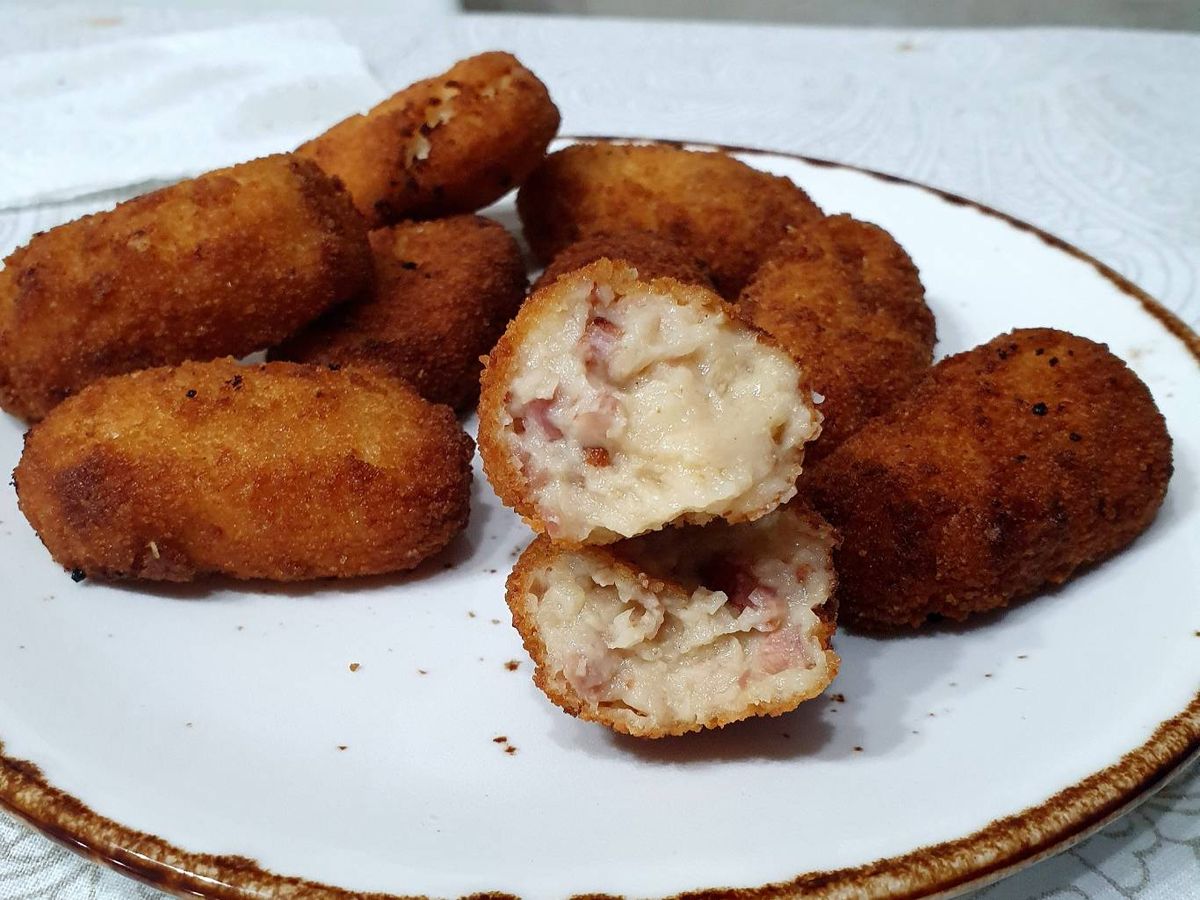 Una buena croqueta casera tiene una bechamel suave, cremosa y con ingredientes visibles.