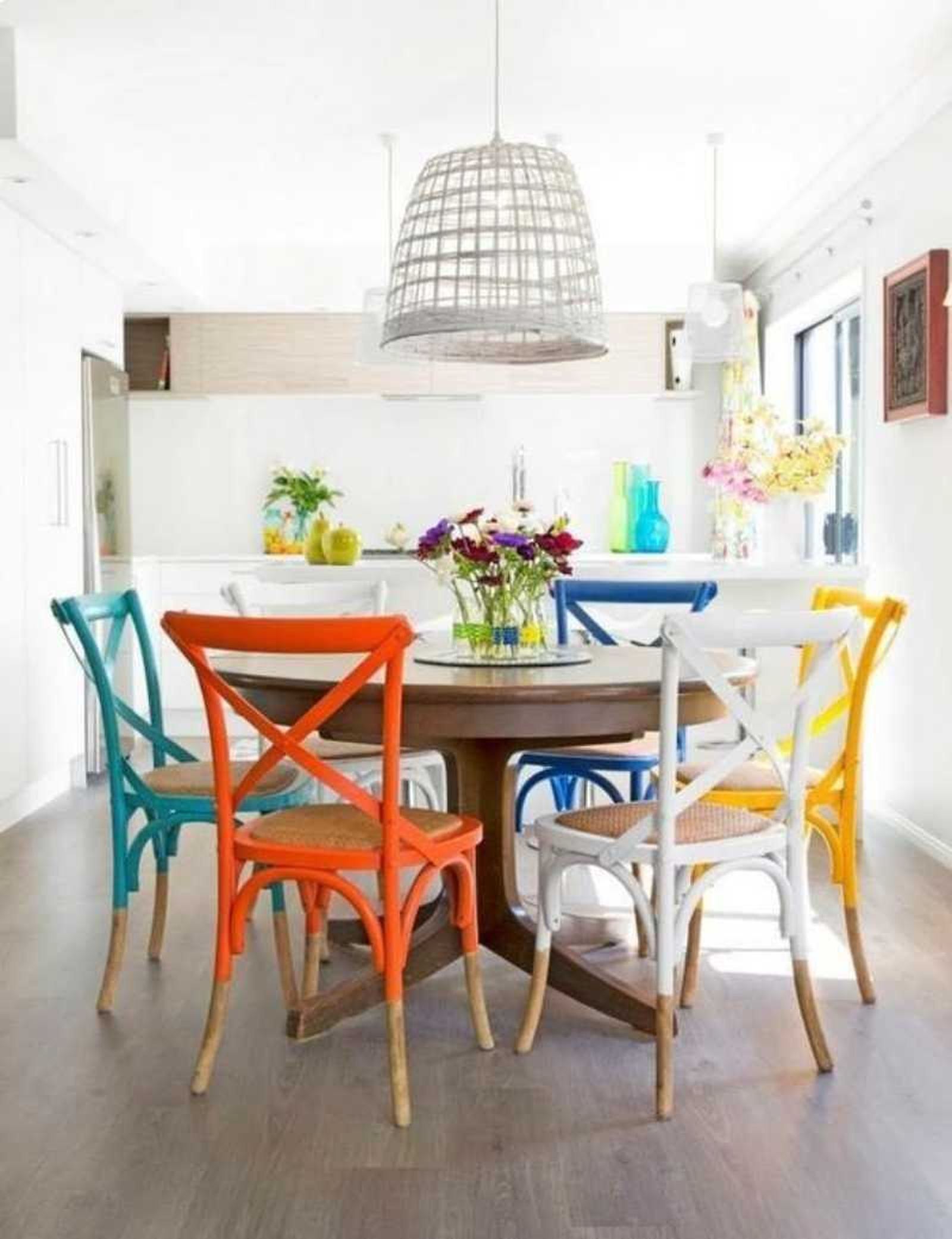 Cocina con sillas de colores pintadas con pintura a la tiza. Cocina con sillas de colores pintadas con pintura a la tiza.
