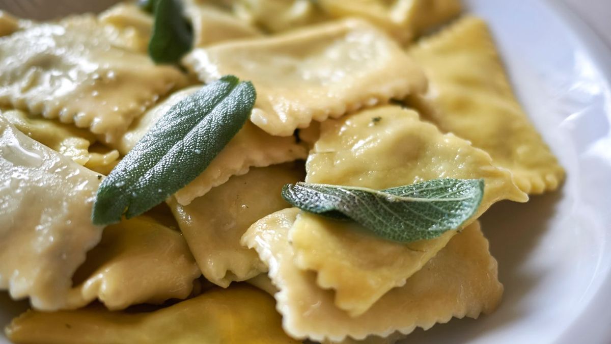 Raviolis con salsa de mantequilla y salvia