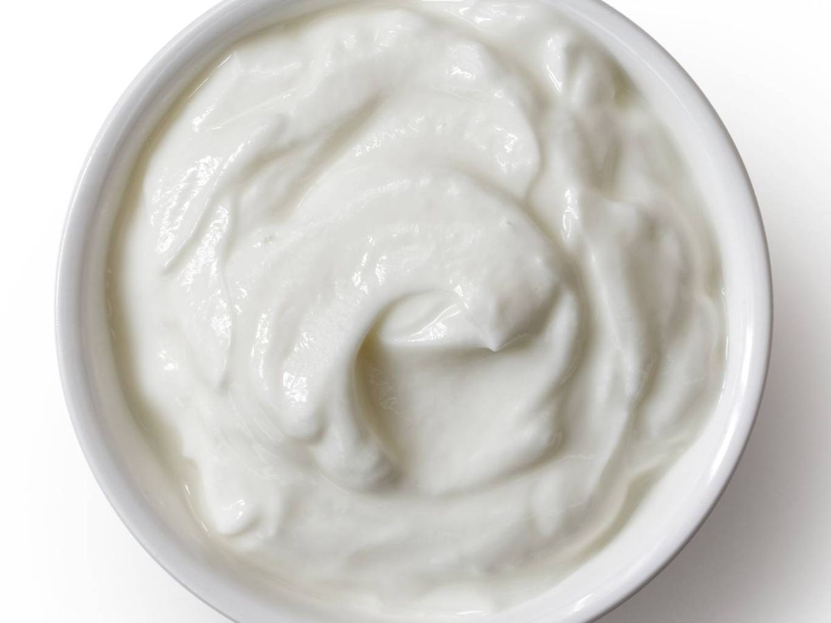 El skyr natural destaca por su textura espesa y cremosa, similar al yogur griego.