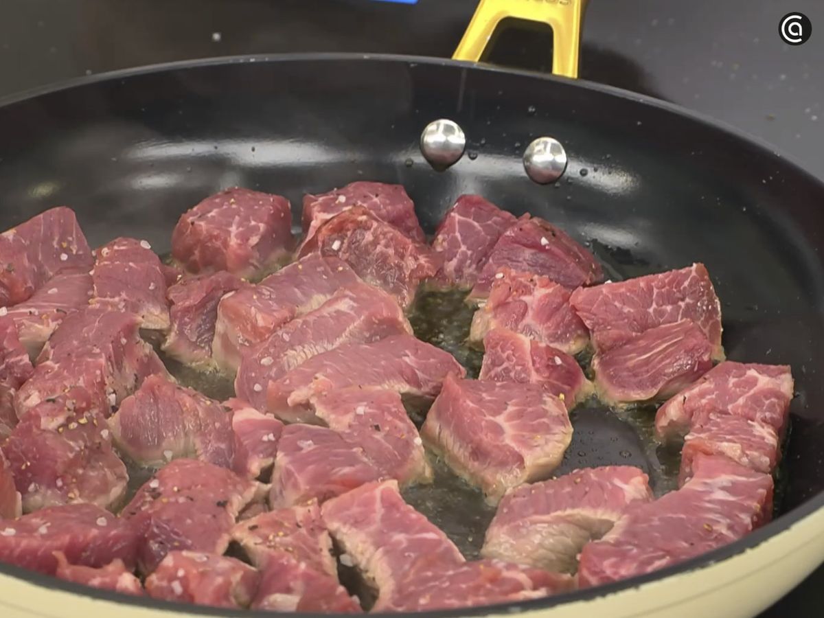 Corta la presa de cerdo en dados y dórala