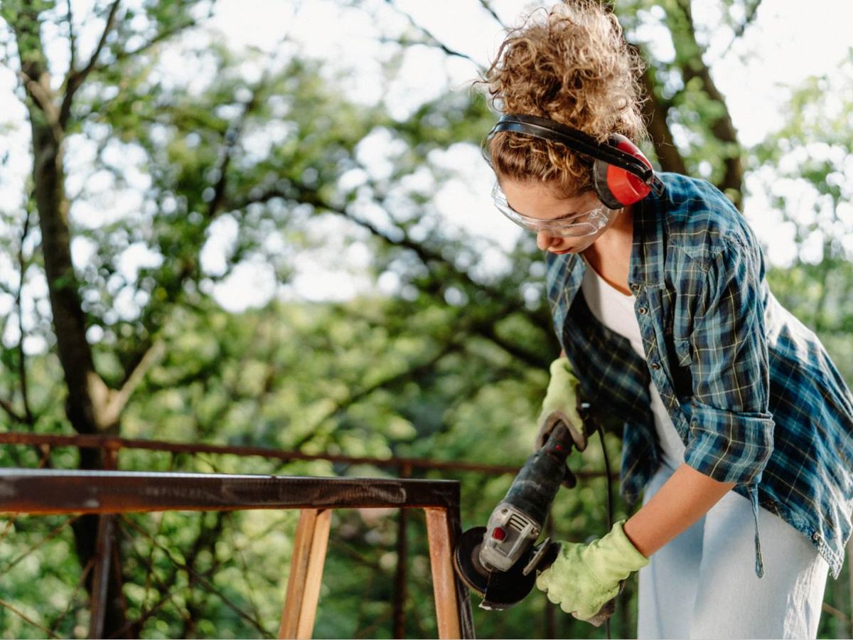 Persona utiliza una radial para desbastar la madera