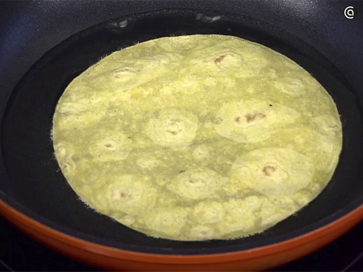 Fríe ligeramente las tortillas de maíz