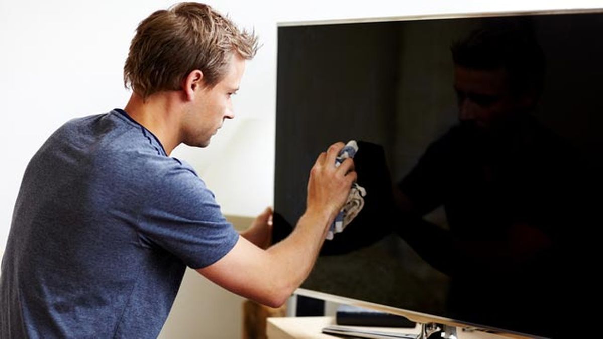 También puedes preparar tu propio limpiador de pantallas