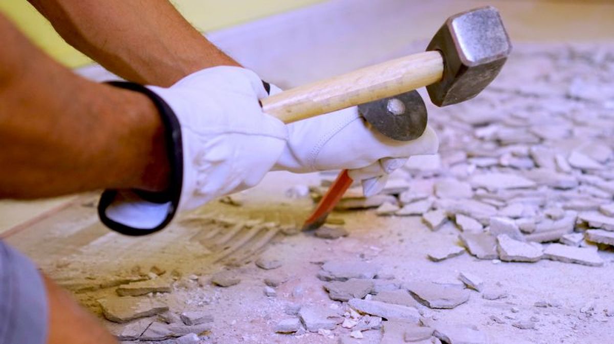 Una maza y un cincel en un trabajo de albañilería