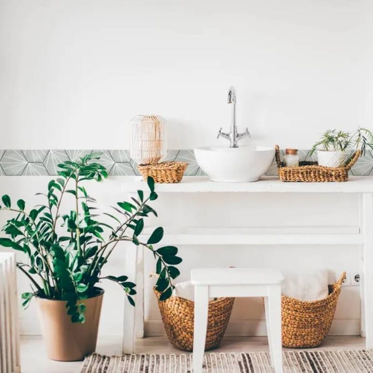 Baño decorado con cestas de fibras naturales.