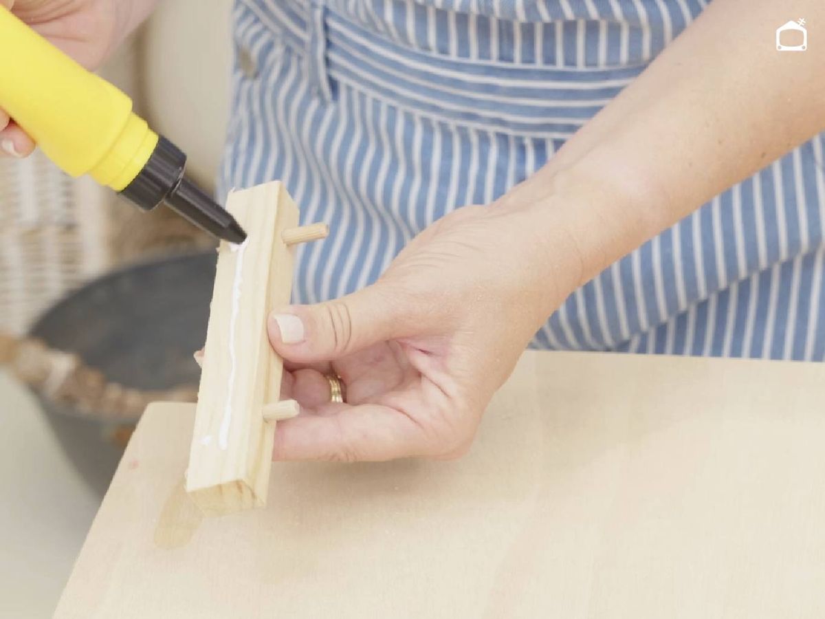 Montar la casa de muñecas aplicando cola blanca para pegarlas.