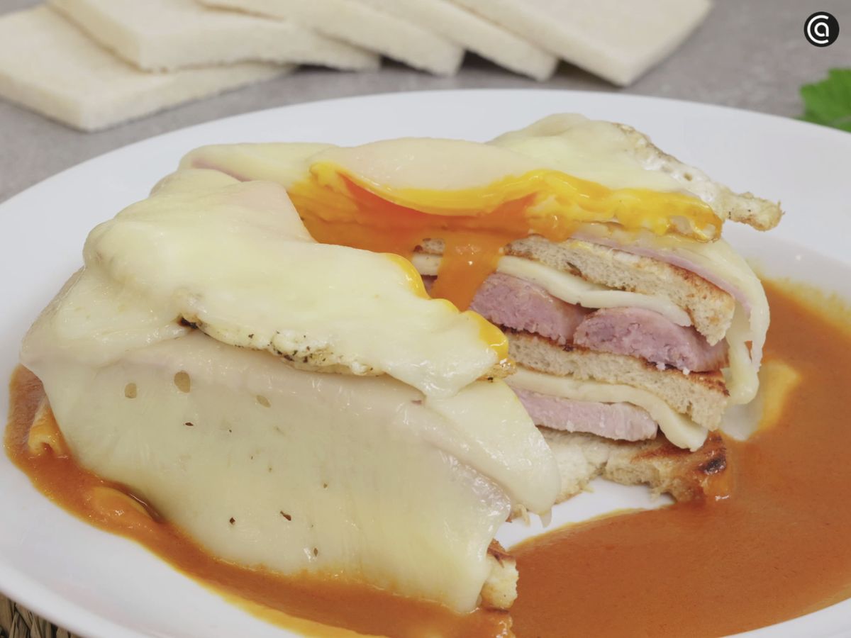 Sirve la francesinha con la salsa