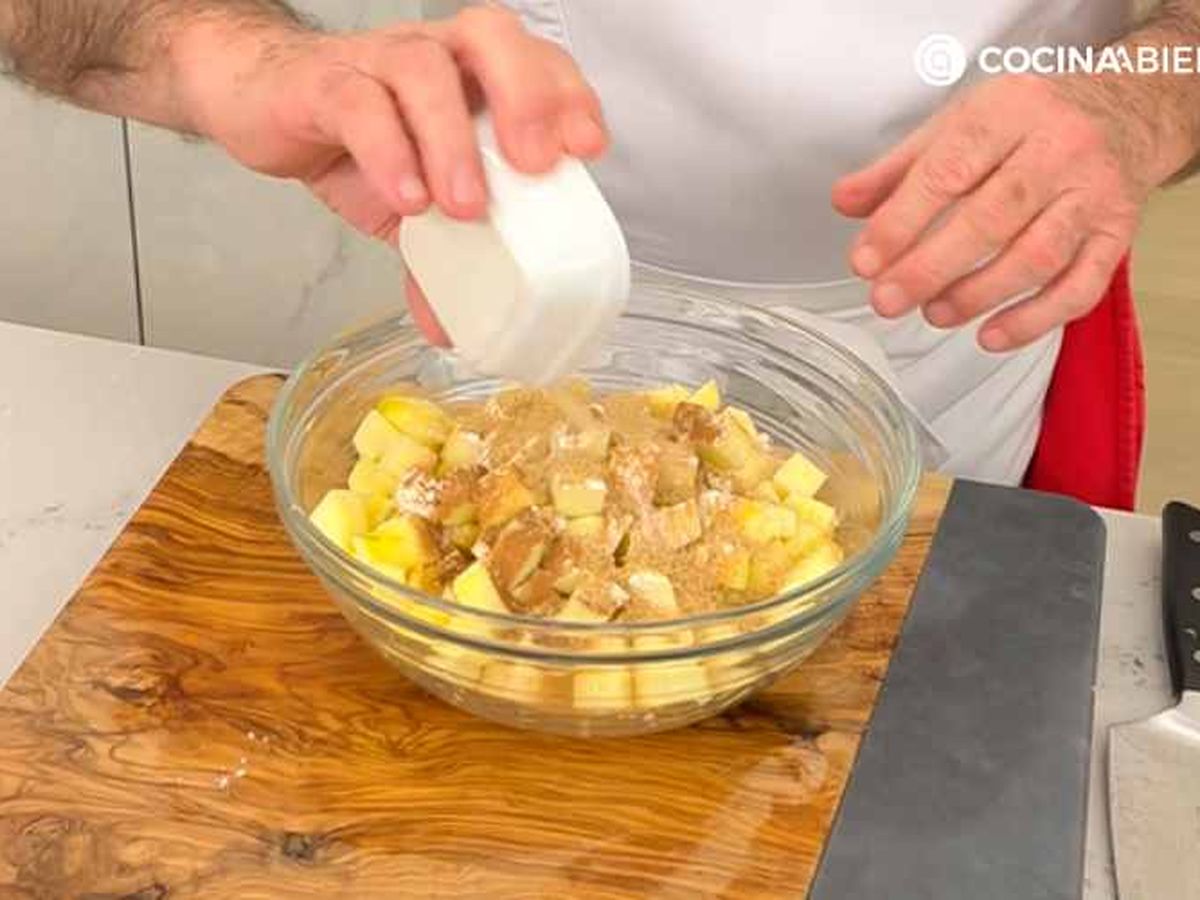 Mezcla la manzana con la harina