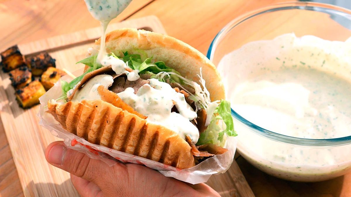 Recopilatorio de salsas fáciles para acompañar platos de carne  salsa blanca de kebab