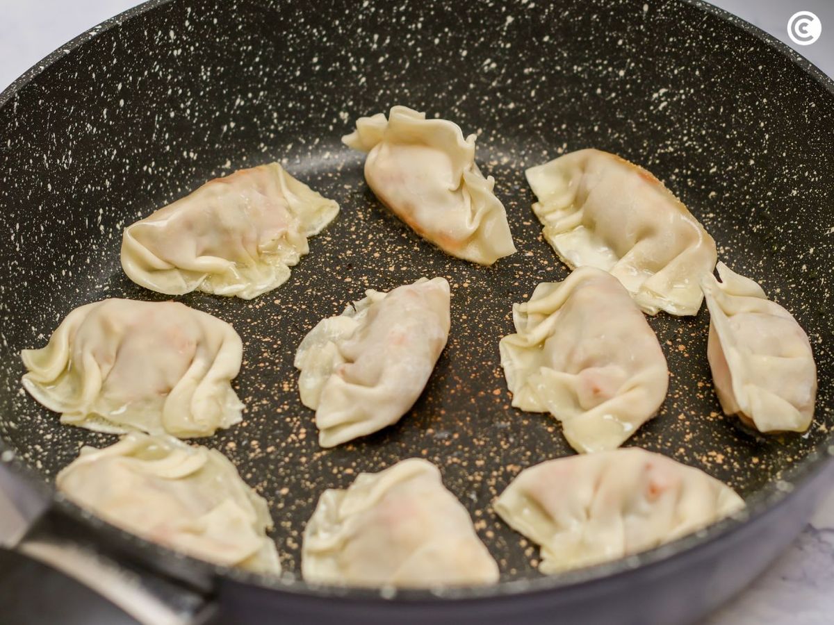 Cocinar las gyozas de verduras en la sartén
