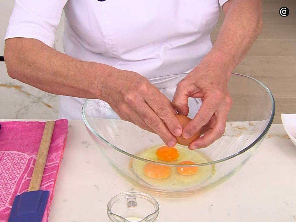 Mezcla los huevos, la harina y el azúcar con una varilla