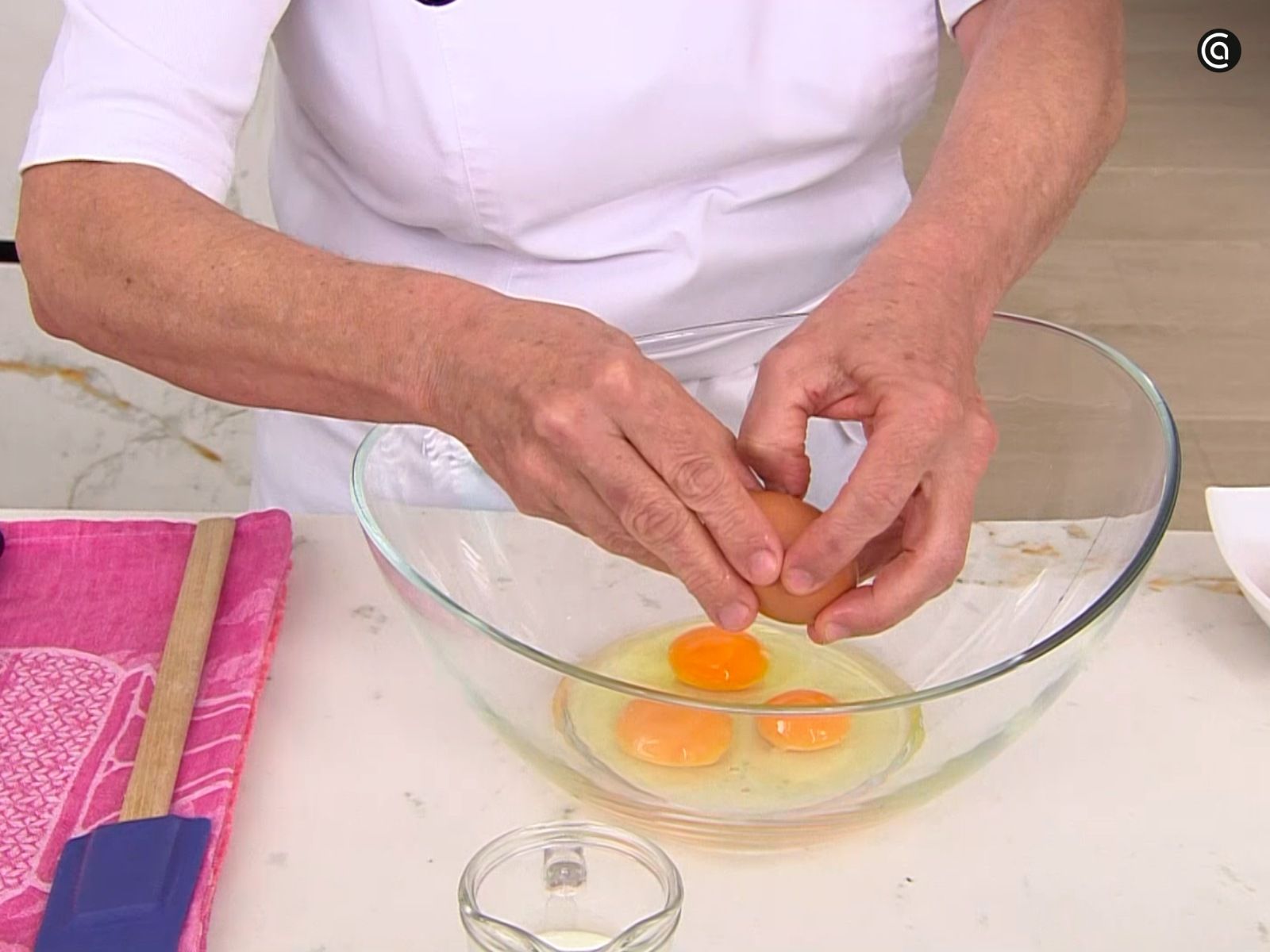 Mezcla los huevos, la harina y el azúcar con una varilla Mezcla los huevos, la harina y el azúcar con una varilla