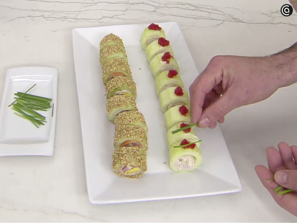 Sirve y decora el sushi de pepino