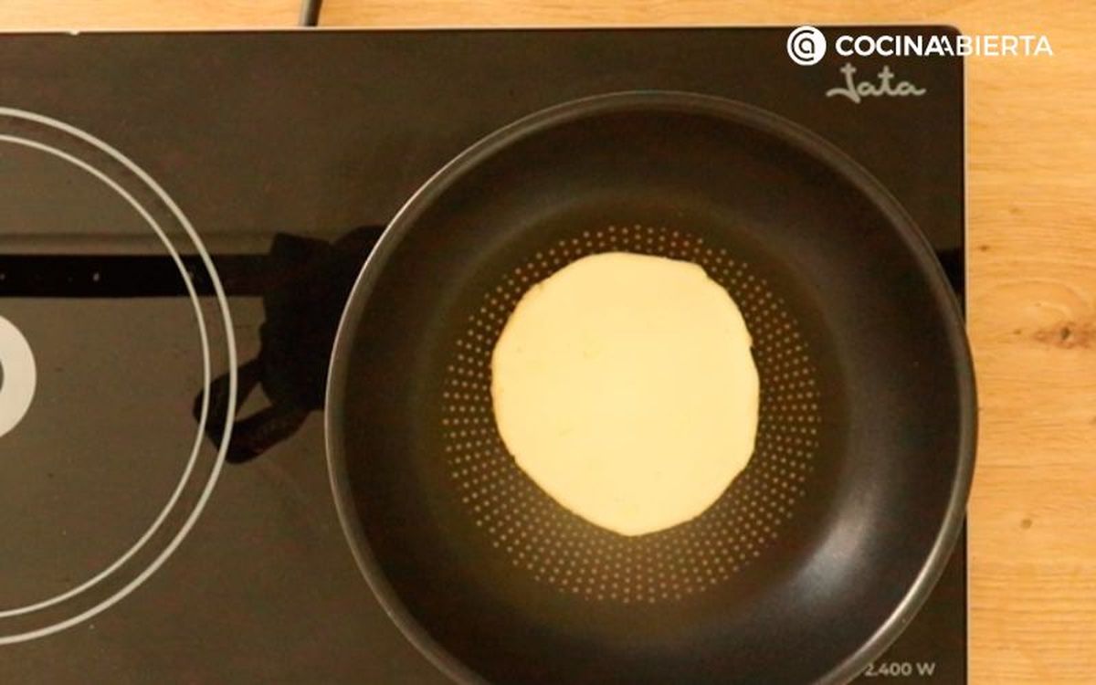 Cocina las arepas en una sartén