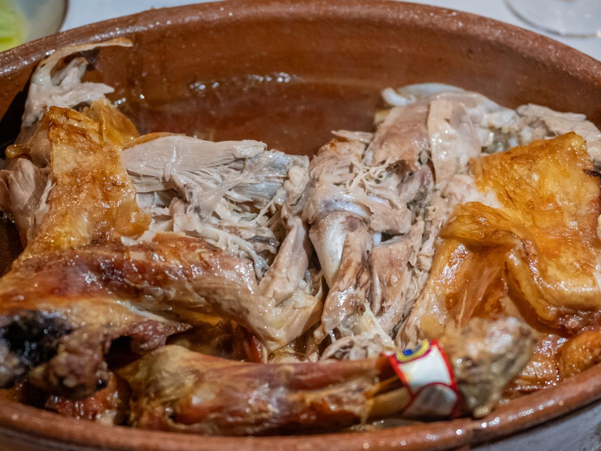 El lechazo asado en horno de leña, emblema indiscutible de la gastronomía vallisoletana.