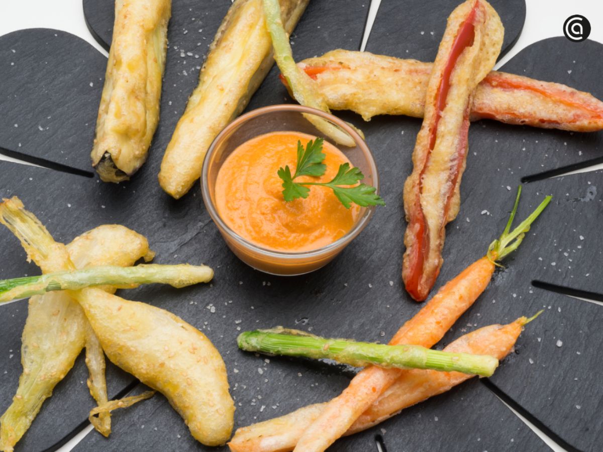 Hortalizas en tempura con salsa romesco: una combinación crujiente y sabrosa.