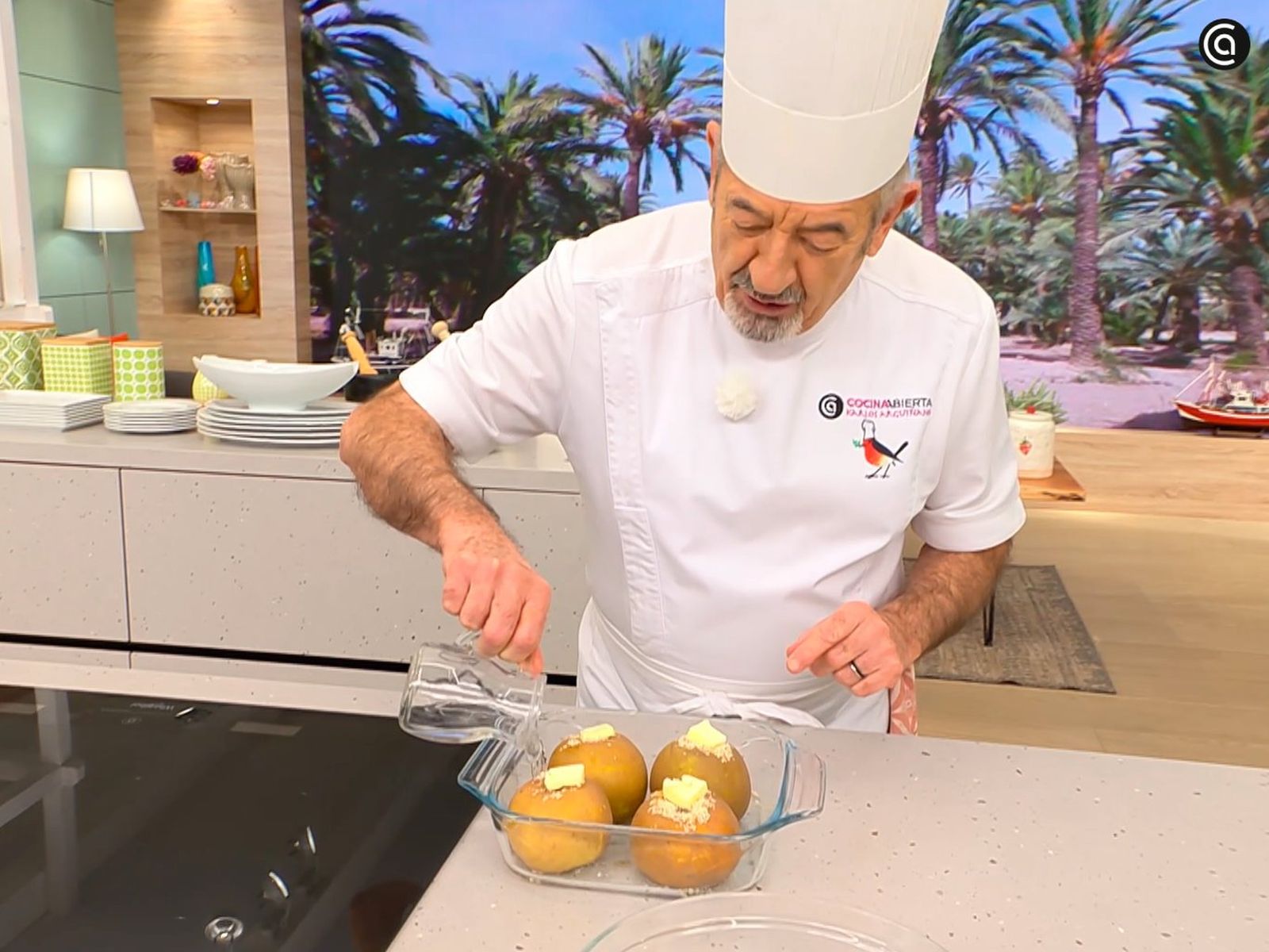 Asa las manzanas en el horno