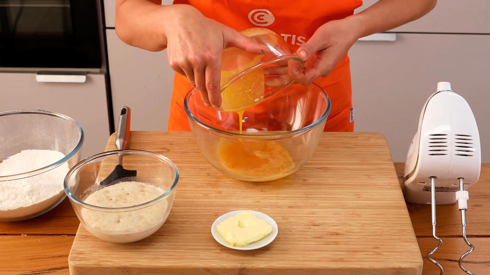 Añade el huevo y la mantequilla a un bol grande Receta de berlinas rellenas de mermelada paso 4
