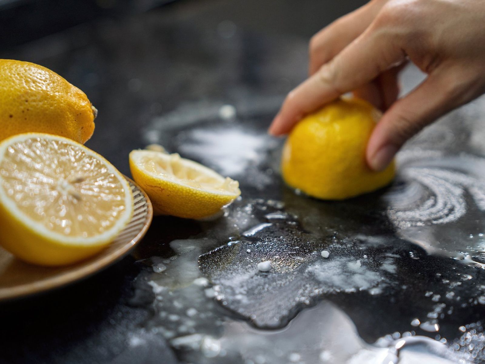 El limón es un clásico de la limpieza casera y resulta eficaz en el horno El limón es un clásico de la limpieza casera y resulta eficaz en el horno