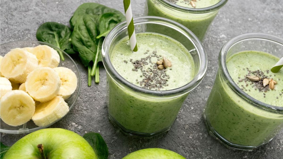 Batido verde con espinacas, manzana y plátano