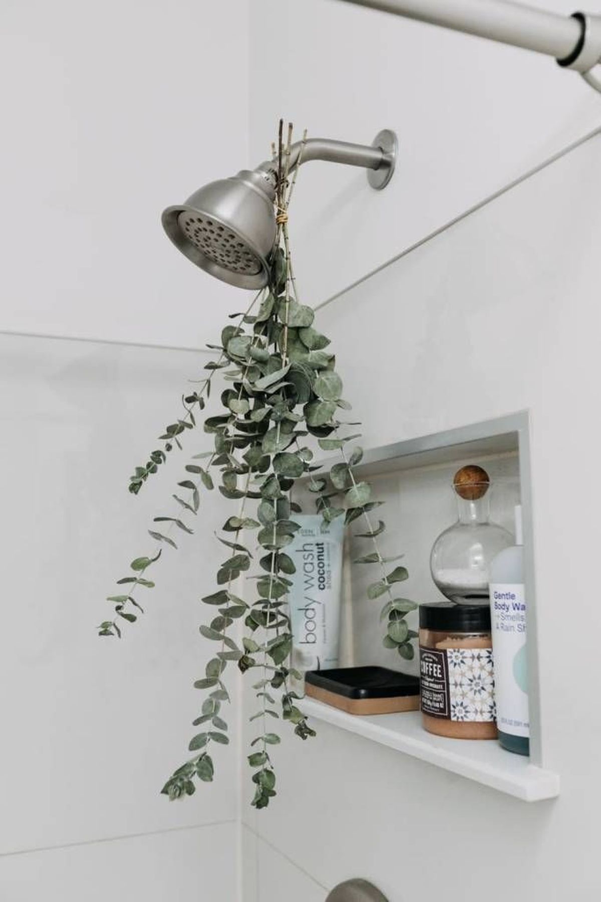 Ramas de eucalipto en la ducha.
