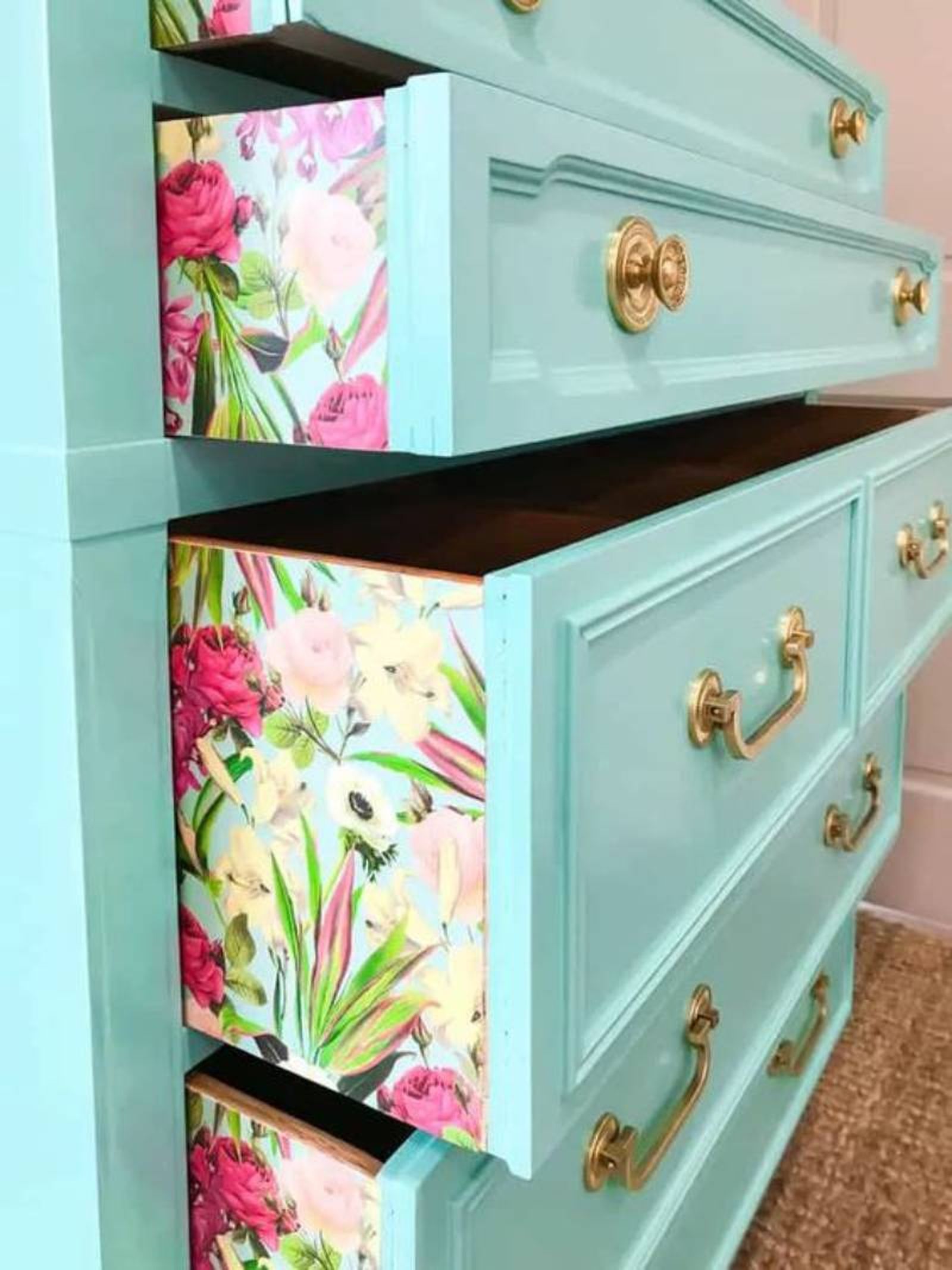 Mueble decoupage con adornos florales.