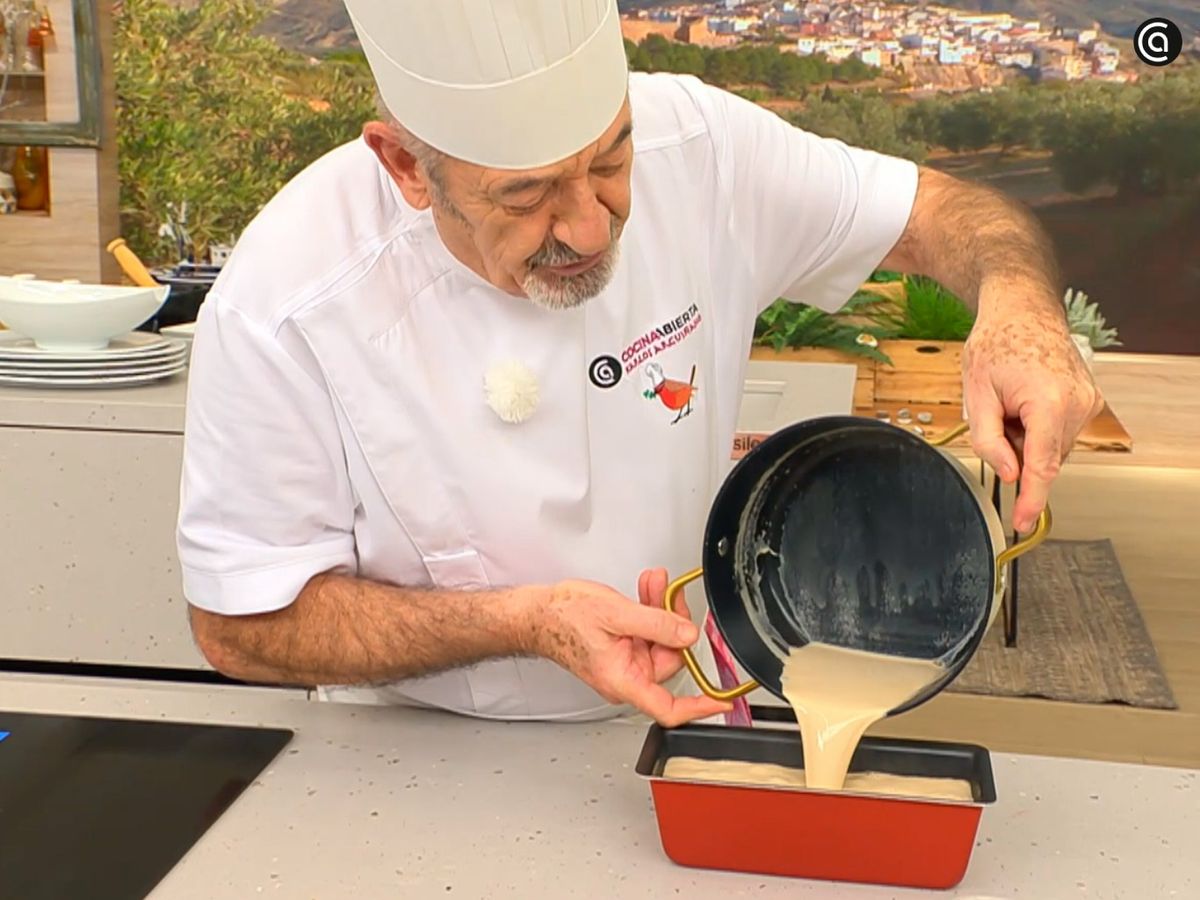 Pasa la mezcla a un molde, deja que temple y refrigera hasta que cuaje