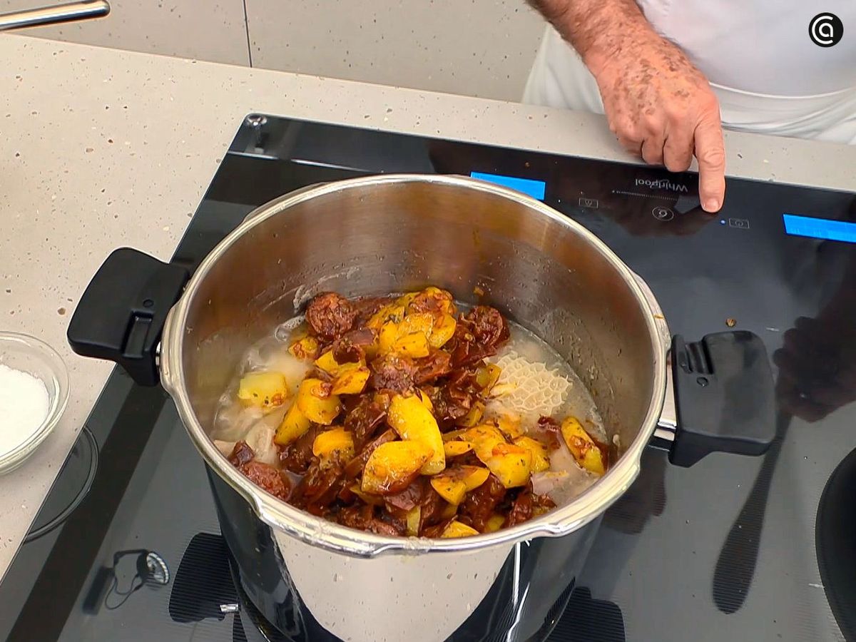 Deja cocer los callos de ternera con el sofrito