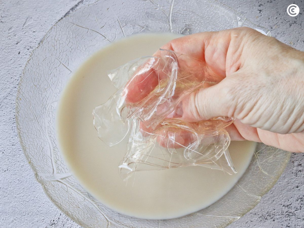 Agregar gelatina para hacer cuajar la tarta de horchata y fartons