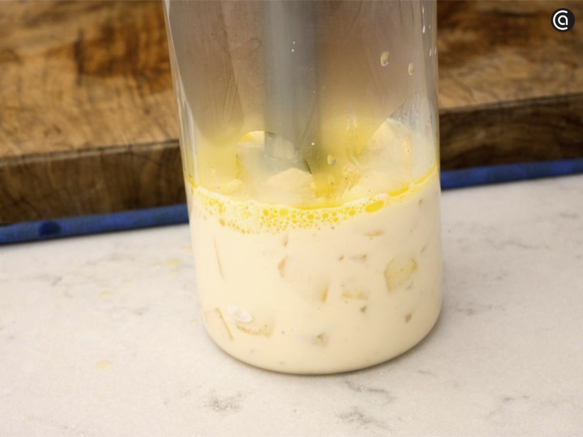 Tritura las manzanas con la leche evaporada
