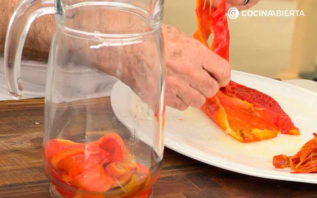 Pon los pimientos rojos en una jarra