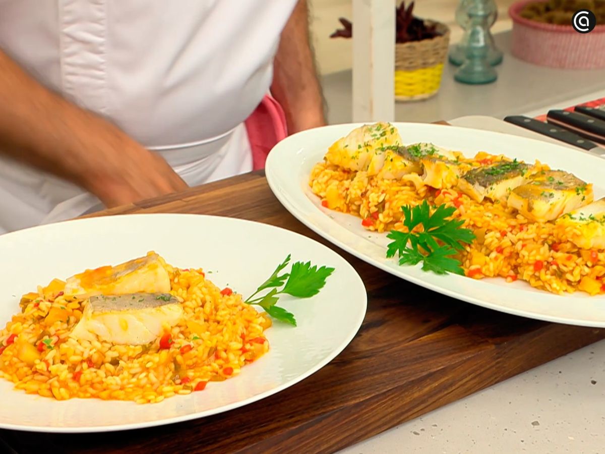Espolvorea perejil picado sobre el arroz con bacalao